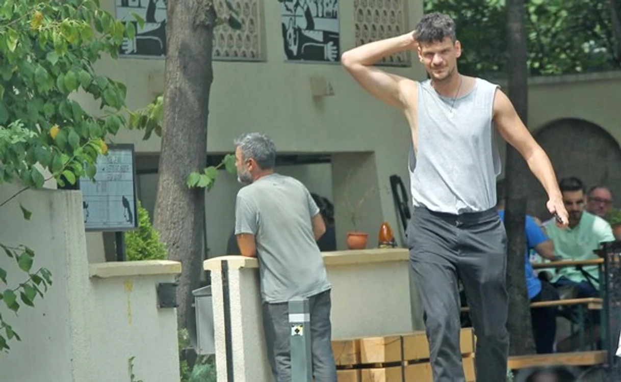Tudor Chirilă la cafeneaua din centrul Bucureștiului, unde a avut loc ieri altercația Foto: Click!