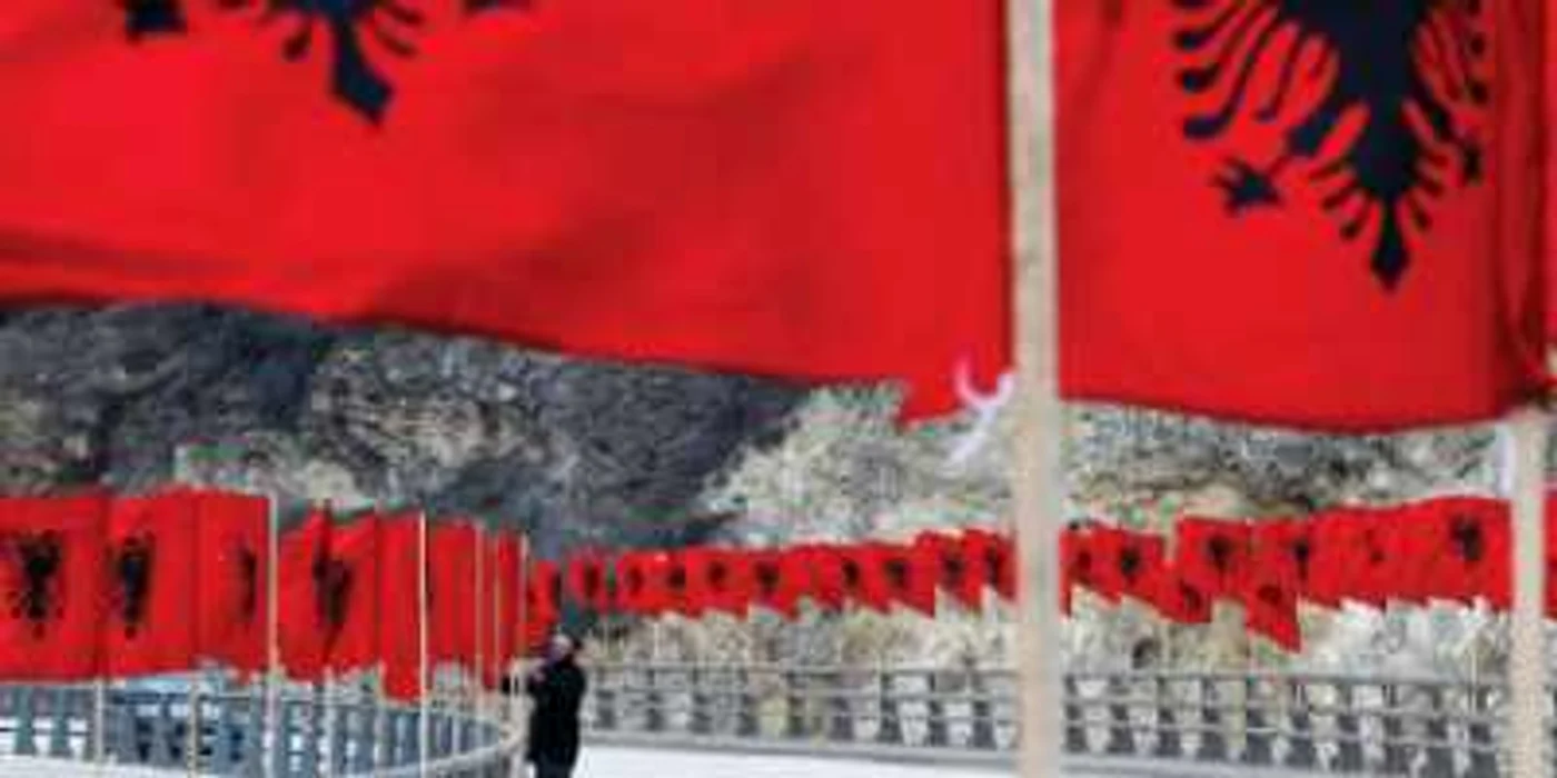Deveniţi politicieni, foştii luptători separatişti kosovari au coborât oficial vechile însemne albaneze