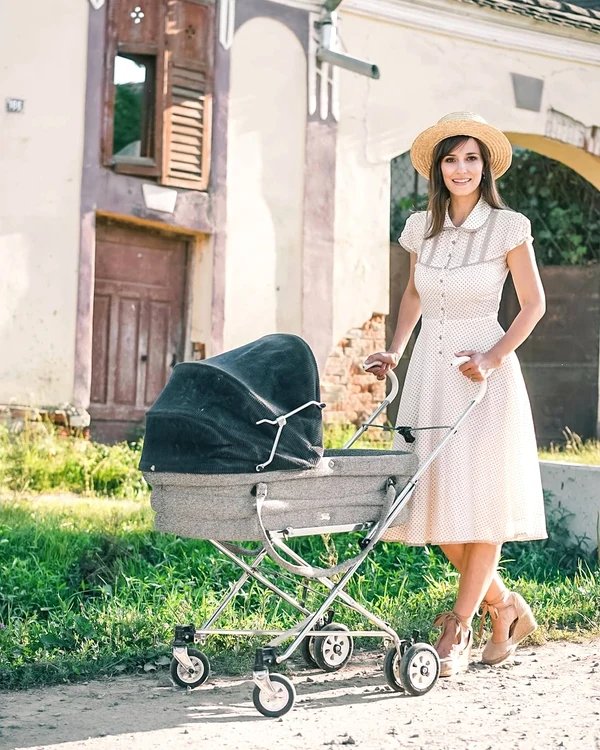 Dana ROgoz, în 2020, cu Lia în cărucior, în fața casei din Viscri