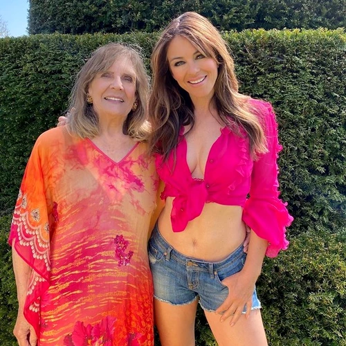 Elizabeth Hurley alături de mama sa