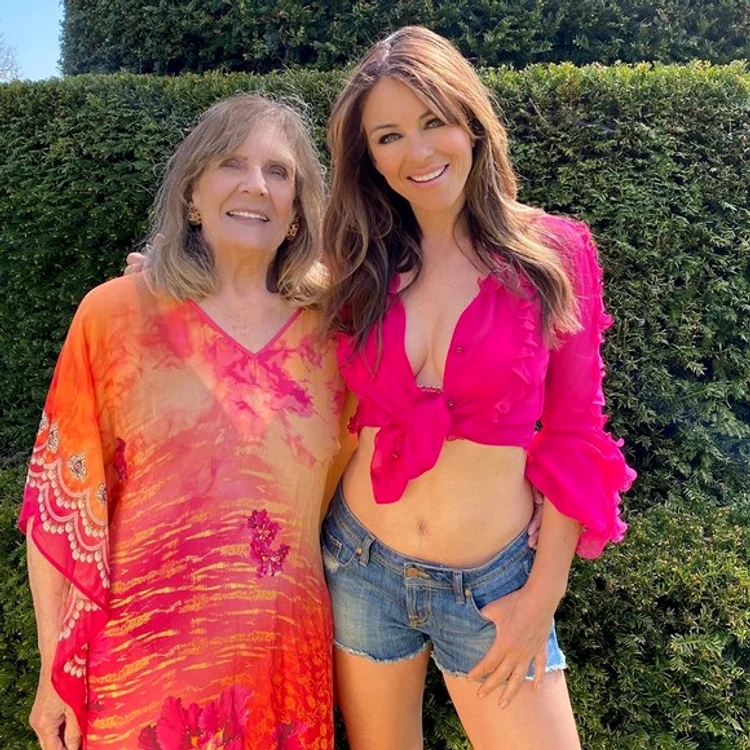 Elizabeth Hurley alături de mama sa 