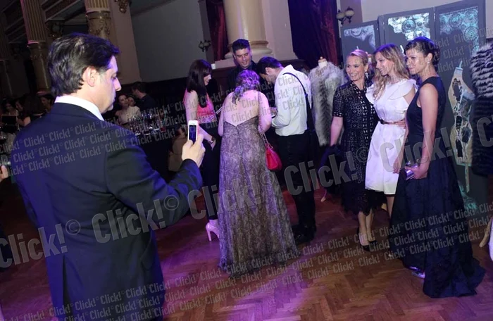 Andreea Esca şi soţul ei se înţeleg din priviri