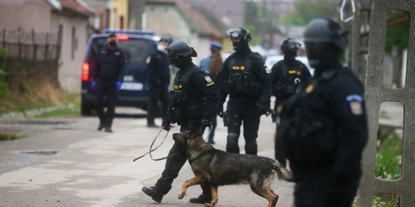 Jandarmi si politisti - actiune respectare ordonante militare - COVID19 - in cartierele marginase ale Timisoarei FOTO Inquam Photos / Virgil Simonescu