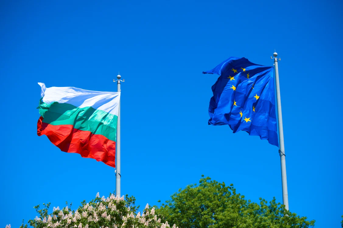 Steagurile Bulgariei și UE. Foto: Arhiva Adevărul