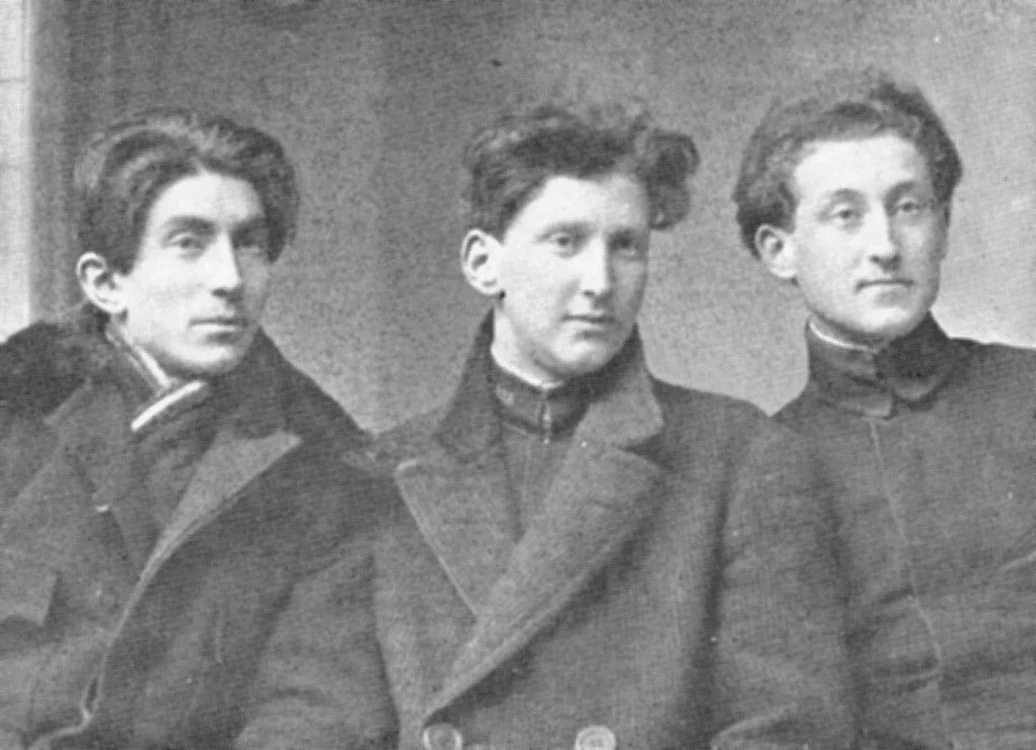 Benjamin Fundoianu (Fondane), Iosif Ross şi Filip Brunea-Fox, 1915, în uniforma de elevi ai Liceului Naţional din Iaşi (wikipedia.ro)