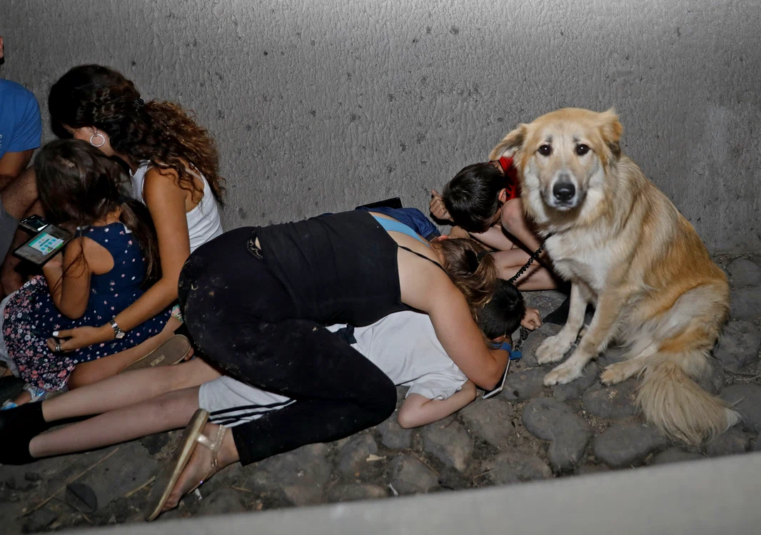 
    Cerul, brăzdat de rachetele care aduc moartea Foto: AFP  