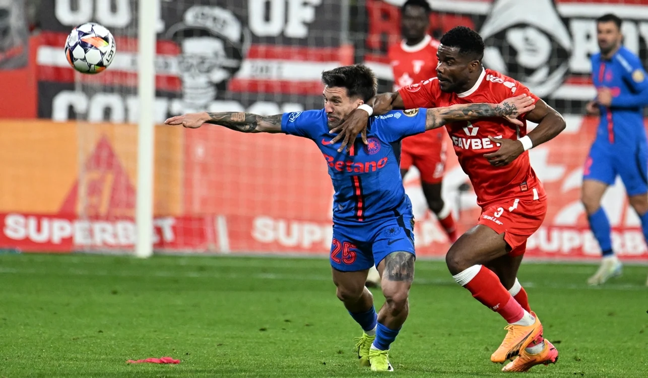 FCSB (stânga) a plecat învingătoare de la Arad (FOTO: Sportpictures)