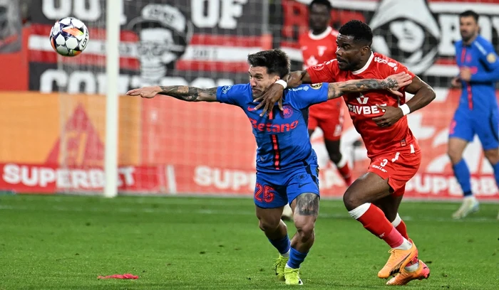 FCSB (stânga) a plecat învingătoare de la Arad (FOTO: Sportpictures)