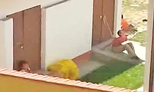 Îngrijitoarele îi legau de clanţa uşii jpeg