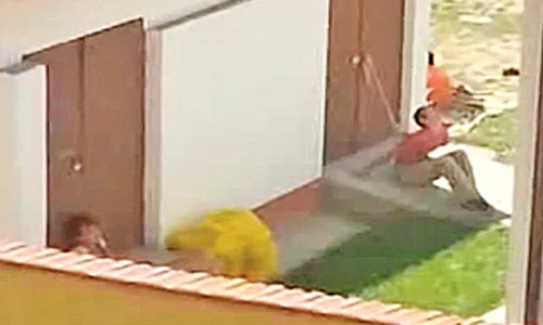 Îngrijitoarele îi legau de clanţa uşii jpeg