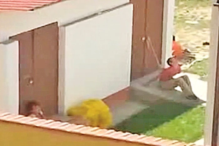 Îngrijitoarele îi legau de clanţa uşii