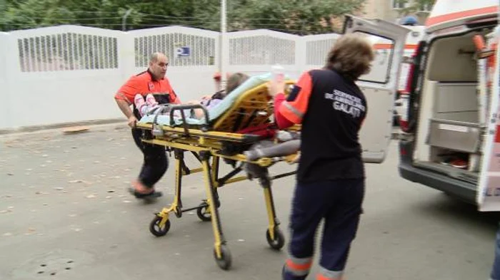 Copiii au fost duși la spital cu mai multe salvări și mașini ale profesorilor