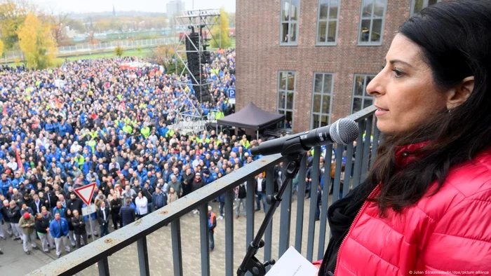 Preşedinta comitetului de întreprindere de la VW, Daniela Cavallo, vorbindu-le angajaţilor
