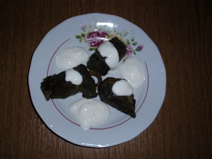 Sărmăluţe în frunză de hrean cu carne de curcan