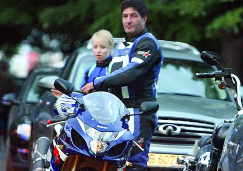 Radu Pietreanu conduce un motor de viteză marca Suzuki. El este adeptul sexului iepureşte