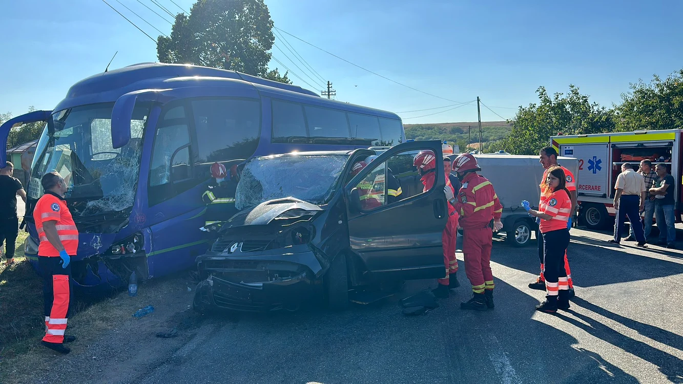În accident au fost implicate un autocar și o autoutilitară FOTO: martor