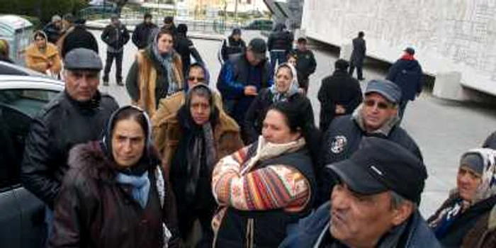 Comercianţii sunt nemulţumiţi că nu mai primesc tarabe în zona centrală, unde este vadul Foto: Alex Policală