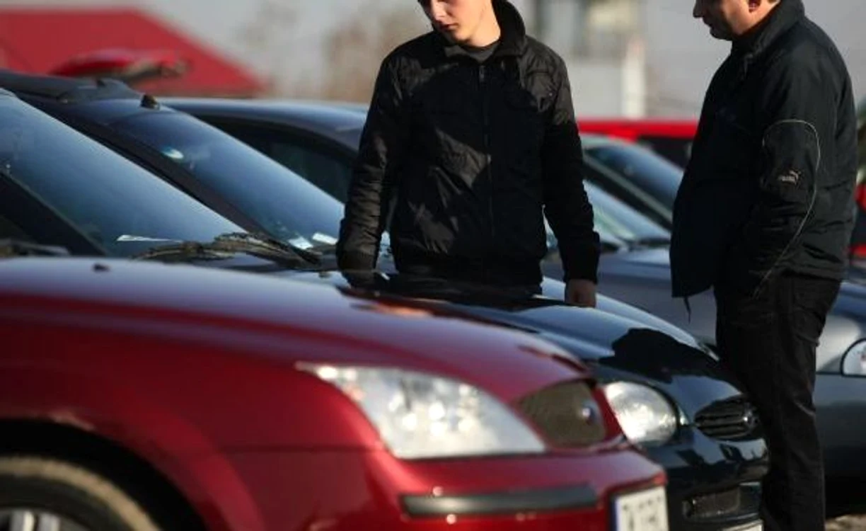 
    Proprietarii autovehiculelor expuse spre vânzare pe domeniul public riscă să fie sancţionaţi (Foto: Arhivă)  