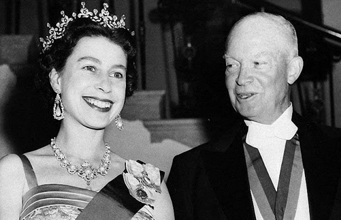 Primul președinte pe care l-a întâlnit Elisabeta după ce a devenit regină a fost Dwight D. Eisenhower, în octombrie 1957. Aici, Eisenhower poartă la gât decorația primită de la tatăl reginei, George al VI-lea, după Al Doilea Război Mondial.