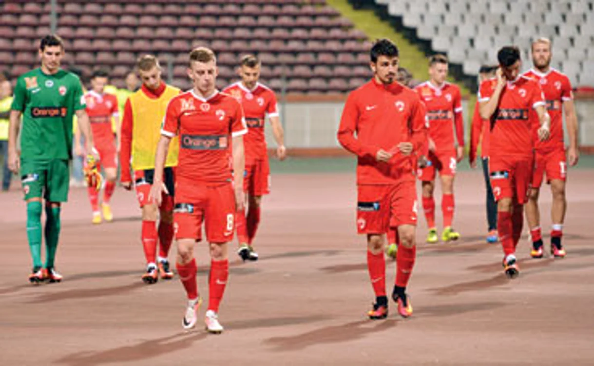 
    Jucătorii dinamovişti au părăsit terenul cu capul plecatFoto: sportpictures.eu  