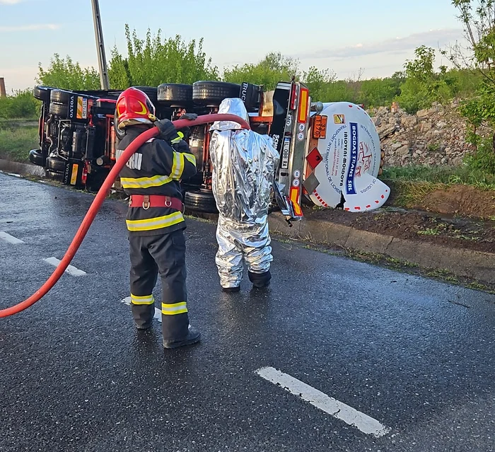 Autocisterna s-a răsturnat pe E85, în Vrancea FOTO: ISU Vrancea