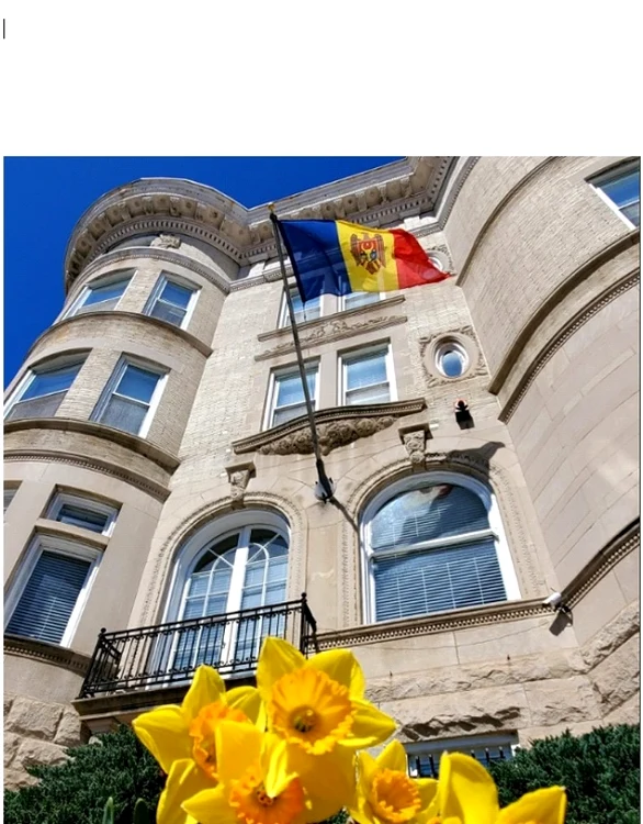 Aşa flutura liber Tricolorul Republicii Moldova, la ambasada acestei entităţi europene din SUA, pe 27 aprilie 2022, Ziua Drapelului de Stat în judeţele aflate între Prut şi Nistru.
