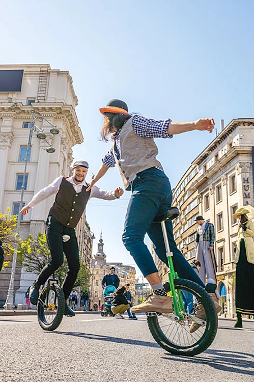 Artiștii stradali  dau spectacole  la tot pasul. Foto: Primaria Capitalei