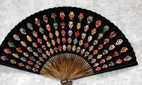 Expoziția Artă şi măiestrie în China – umbrele, evantaie şi broderii la MŢR jpeg