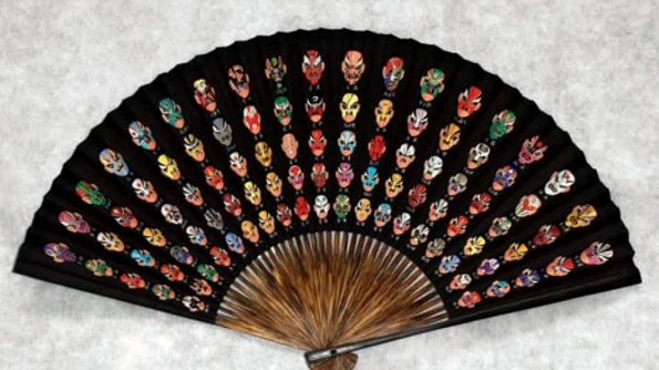 Expoziția Artă şi măiestrie în China – umbrele, evantaie şi broderii la MŢR jpeg