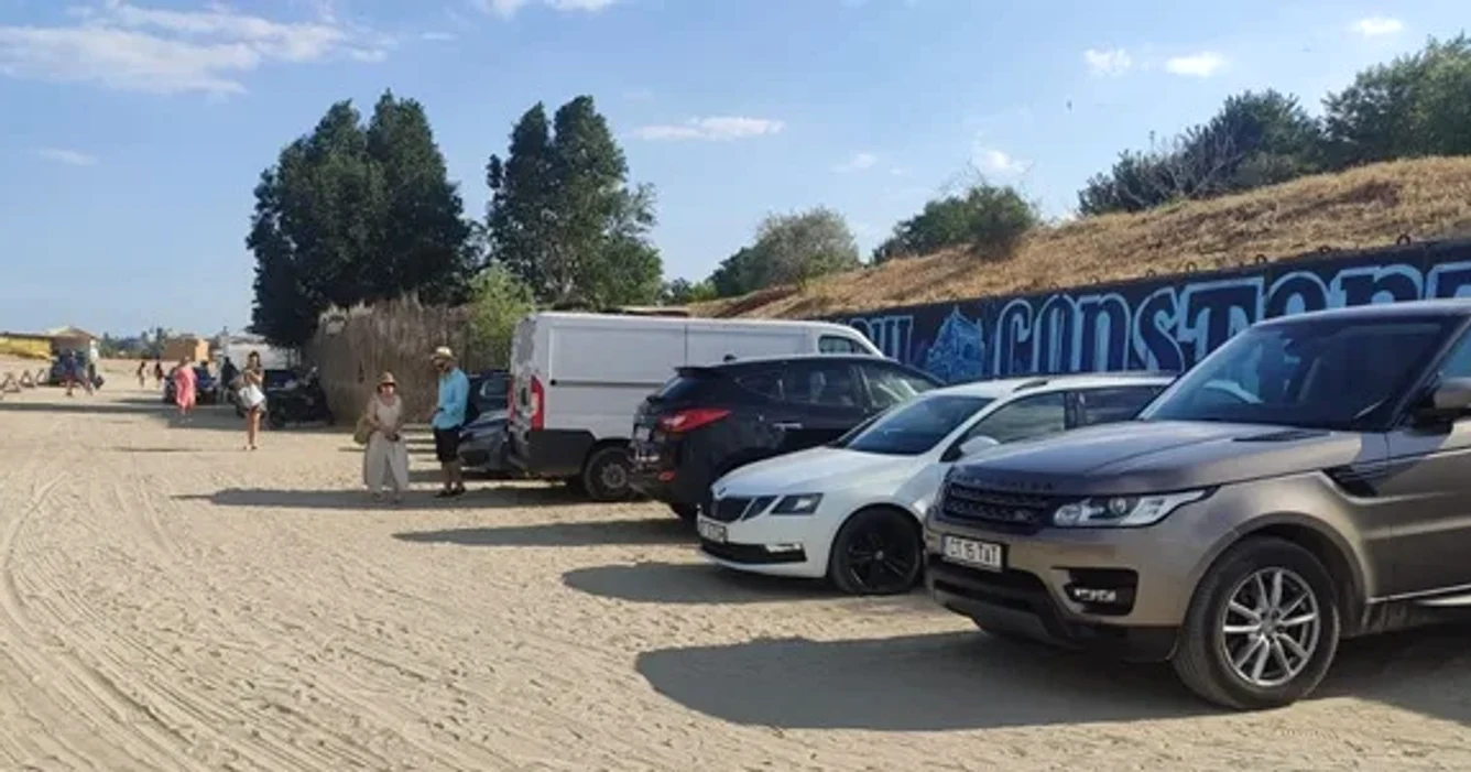 Plajele din Constanța, invadate de mașini cu aprobarea Primăriei FOTO: Dobrogea Live