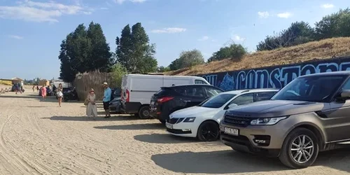 masini parcate pe plaja Constanța foto Dobrogea Live webp