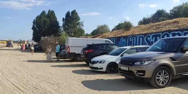 masini parcate pe plaja Constanța foto Dobrogea Live webp