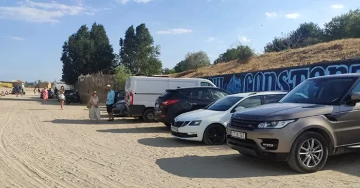 Plajele din Constanța, invadate de mașini cu aprobarea Primăriei FOTO: Dobrogea Live