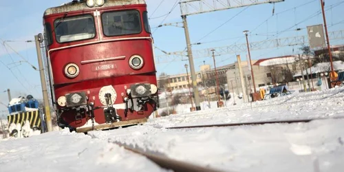 Trenul este îngheţat şi a staţionat mai multe ore prin gări