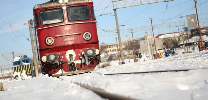 Trenul este îngheţat şi a staţionat mai multe ore prin gări