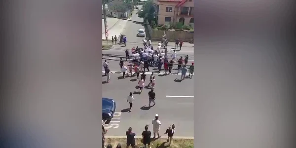 Poliţişti bătuţi în stradă