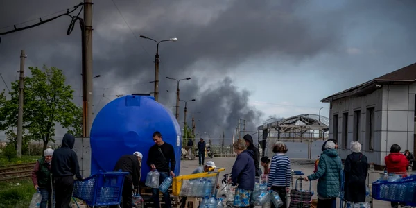 Locuitori stau la coada pentru a primi apa în Mariupol Republica Populară Donetk  02 mai 2022 FOTO Profimedia