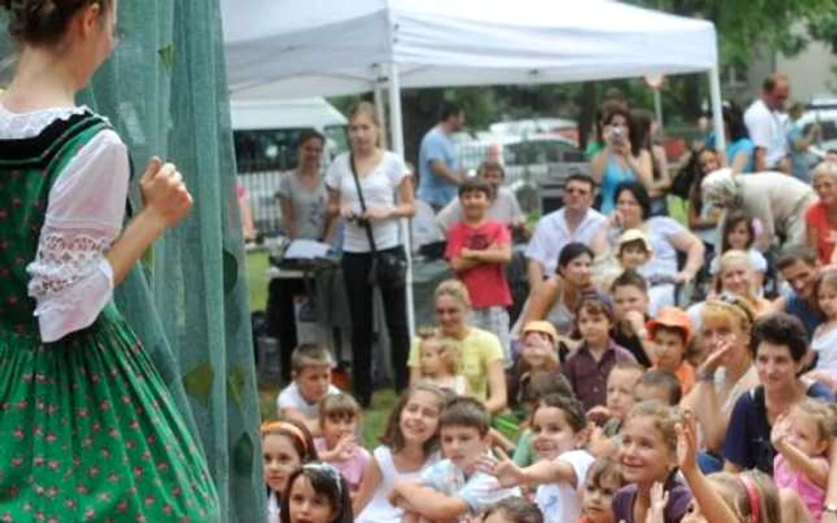 Micii spectatori la ediţia din 2012 a Festivalului Internaţional de Teatru pentru Copii   FOTO www.jurnalul.ro