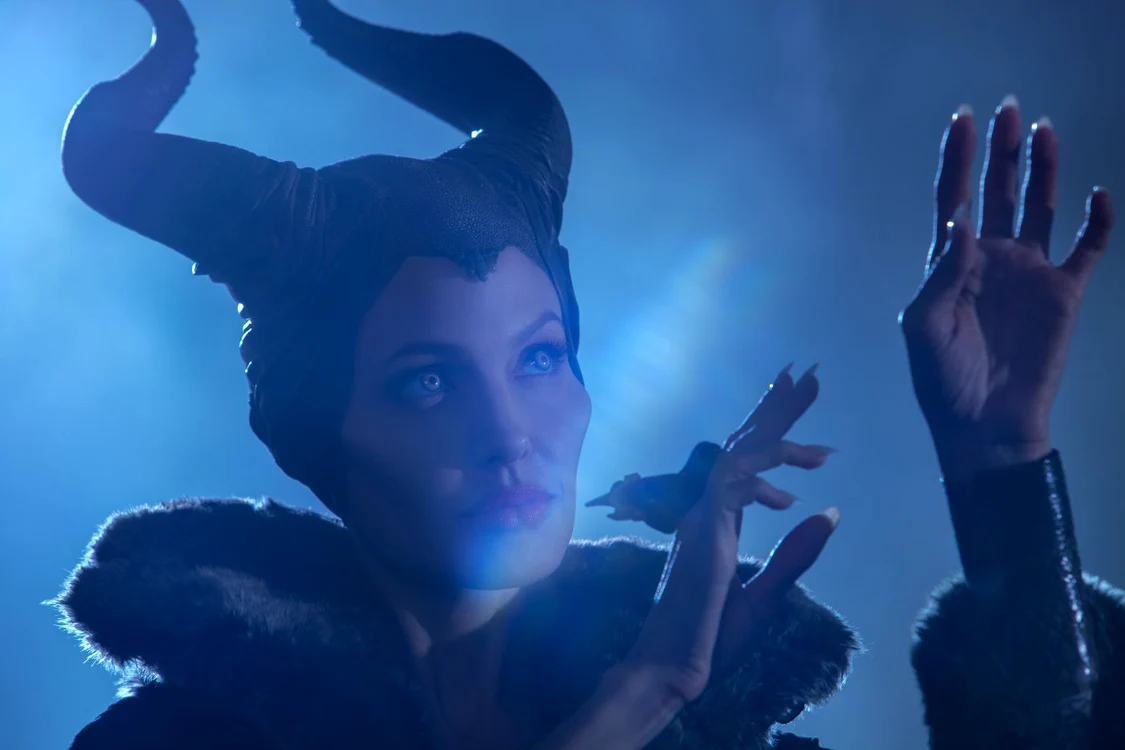 În vârstă de 38 de ani, Angelina
Jolie  şi-a confirmat încă o dată statutul de superstar cu rolul
din „Maleficent“, un blockbuster al studiourilor Disney şi o
ecranizare a celebrului basm „Frumoasa din pădurea adormită“
FOTO Disney