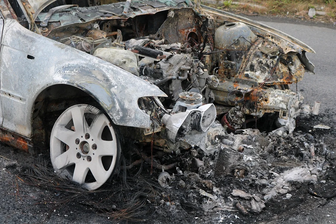 Doi tineri au murit după ce le-a luat foc mașina într-un accident / FOTO: Pixabay