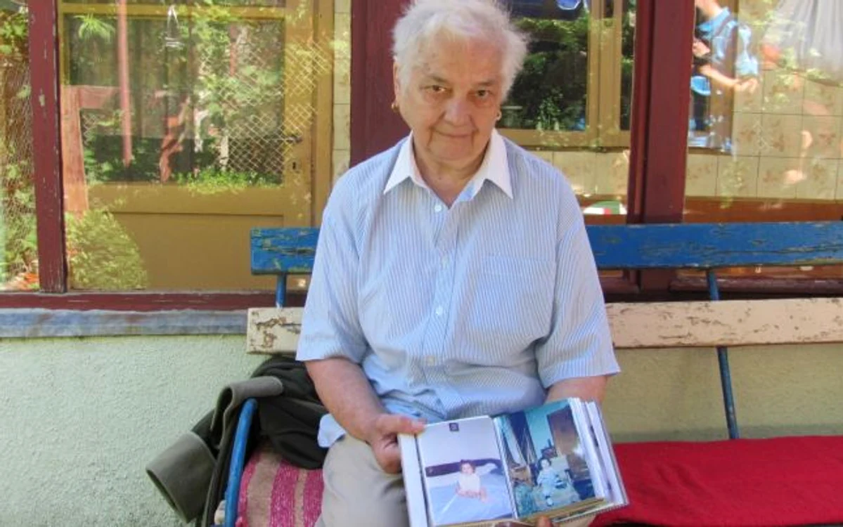 Rodica Volkmann ţine în mână albumul cu fotografiile lui Miki