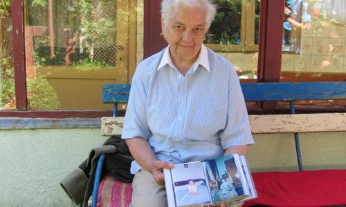 Rodica Volkmann ţine în mână albumul cu fotografiile lui Miki jpeg