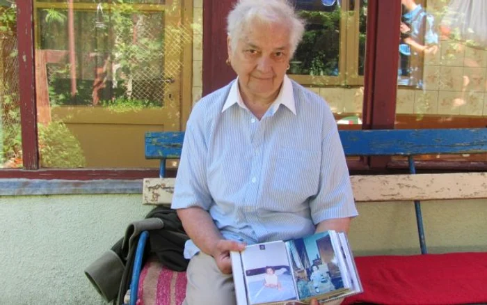 Rodica Volkmann ţine în mână albumul cu fotografiile lui Miki