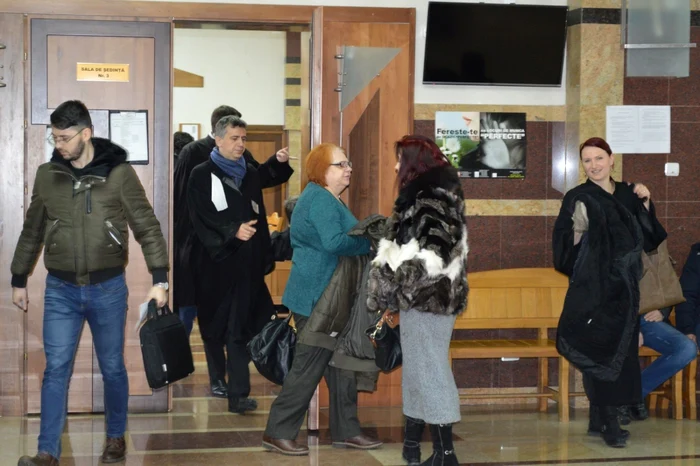 Simona Botez şi Doina Andrei (foto centru) sunt cercetate sub control judiciar