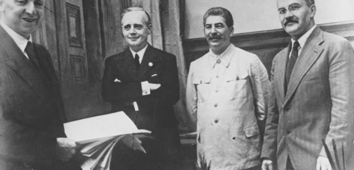 Comisarul sovietic pentru Afaceri Externe, Viaceslav Molotov (dreapta), Secretar General al Partidului Comunist al Uniunii Sovietice, Iosif Stalin (al doilea de la dreapta la stânga), şi ministrul de Externe german, Joachim von Ribbentrop (al treilea de la dreapta la stânga), la semnarea pactului de neagresiune sovieto-german pe 23 august 1939 FOTO AP