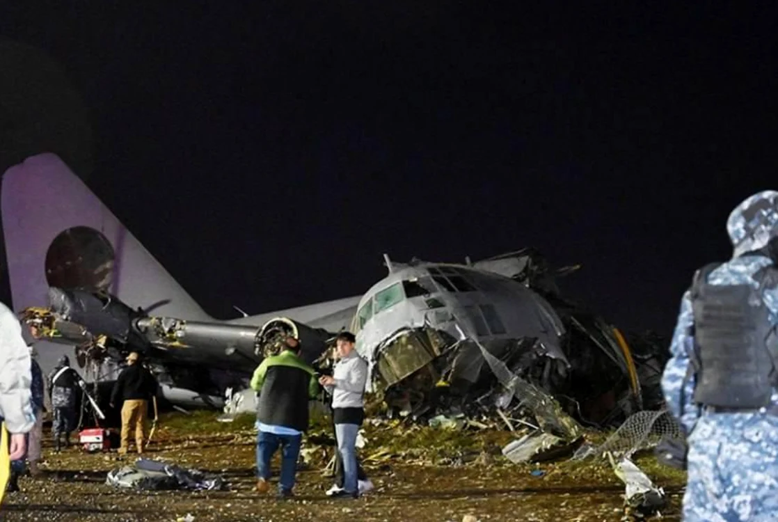 Cel puțin 15 persoane și-au pierdut viața după ce un avion militar s-a prăbușit. FOTO: X/@publicnews