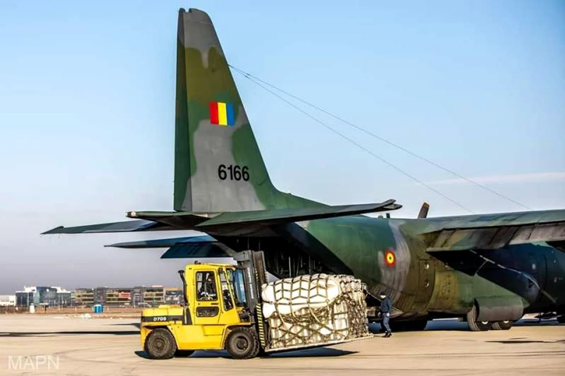 Aeronavă militară cu ajutoare pentru sinistrați / Foto: MApN