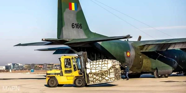 Aeronavă militară cu ajutoare pentru sinistrați / Foto: MApN