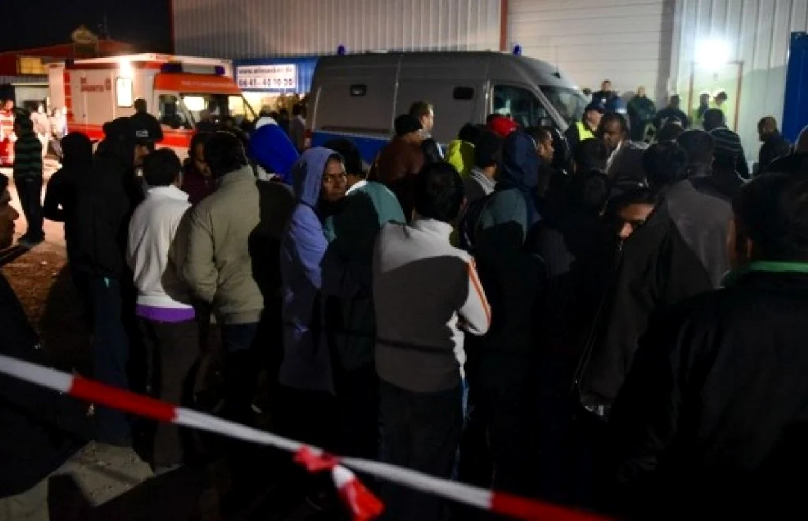 Ambulanţele au sosit în tabăra de refugiaţi pentru a transporta răniţii la spitalele din zonă. FOTO: DPA