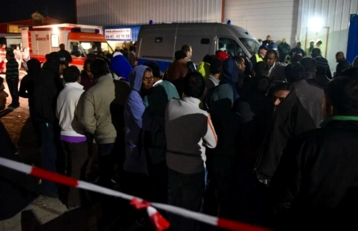 Ambulanţele au sosit în tabăra de refugiaţi pentru a transporta răniţii la spitalele din zonă. FOTO: DPA